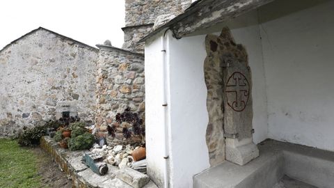 La lpida, que fue encontrada en la huerta de la iglesia parroquial de O Vicedo, tiene la llamada cruz patada de Santiago