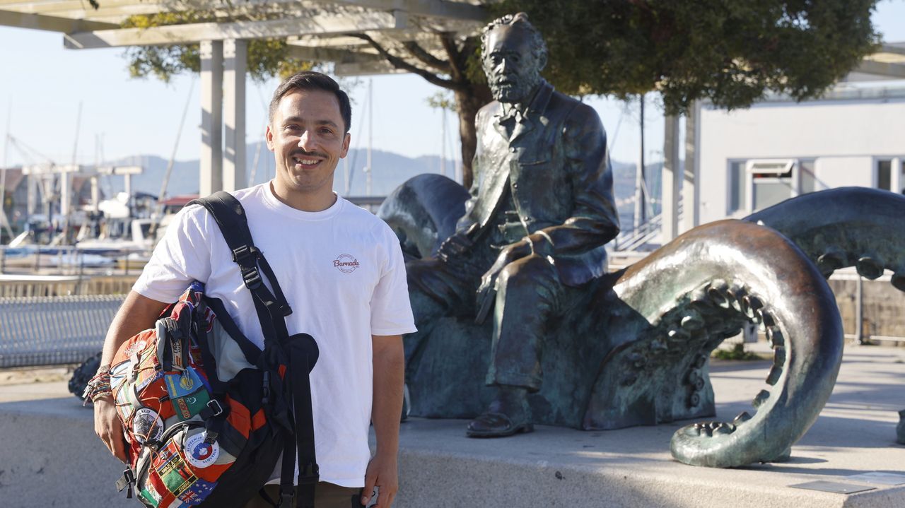Artiaga,�la panader�a argentina con ra�ces gallegas que triunfa en todo el mundo.Cristian Nogueiras ante la escultura de Verne en el puerto de Vigo.  