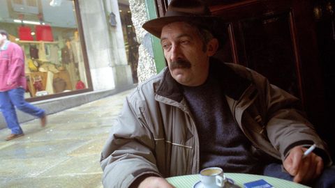 Roberto Vidal Bolao, autor teatral fallecido en 2002 y al que se le dedic el Da das Letras Galegas en 2013, tomando un caf