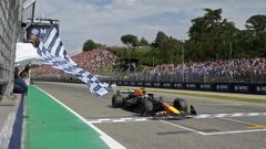 Verstappen cruzando la lnea de meta en el Gran Premio Emilia-Romaa