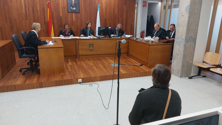 La acusada de apropiarse de 100.000 euros de su empresa de Nigrán se libra de la cárcel y su pareja pensionista devolverá parte del dinero