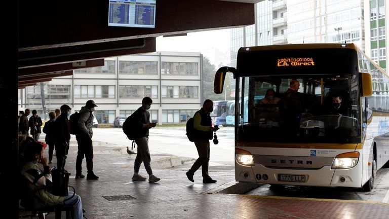 El Gobierno dará ayudas de 3.000 euros para sacarse el carné de autobús o de camión