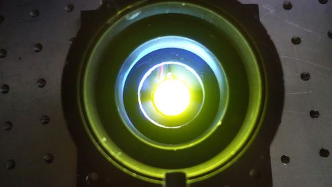 LED con el material que contiene las prote�nas fluorescentes.