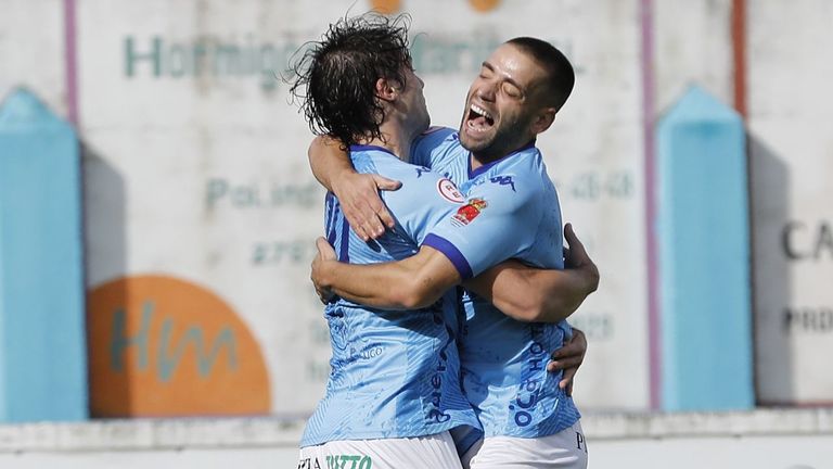 Germán, a la izquierda, celebra un gol del Viveiro con Santín.