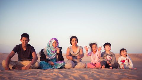 Yusef, Fátima, Futella y Munina con sus «hermanos de corazón» gallegos Breogán y Mariña, que fueron en diciembre a visitarlos con sus padres al campamento de 
Smara, en Argelia
