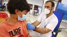 En la imagen de archivo, un niño de doce años recibe la vacuna contra el covid el pasado mes de noviembre en FIMO 