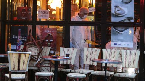 Los forenses buscan evidencias en un restaurante que sufrió uno de los ataques.