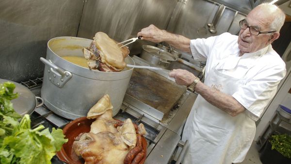 Imagen de archivo de la cocina del restaurante O Parrulo