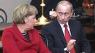 Vladimir Putin conversa con la canciller alemana Angela Merkel durante una cumbre bilateral celebrada en Rusia