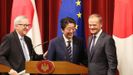 El primer ministro nipón, flanqueado por los líderes europeos tras sellar el acuerdo de Tokio