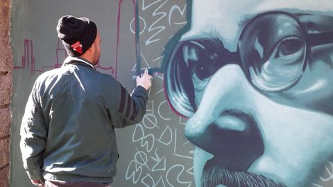El artista Mon Devane pintó uno de los murales que se pueden ver en la Insua dos Poetas.