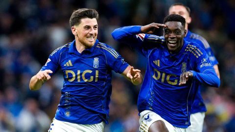 Alberto Reina, con Rahim detr�s, celebra el 1-0 del Oviedo al Barcelona