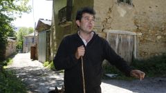 Javier Campo, ganadero de Samos, contanto los problemas con el lobo en su aldea