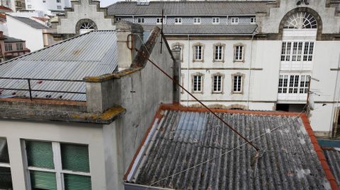 Calle Lugo. Antenas cadas y uralitas. Esta estampa es habitual en muchas zonas de Ferrol: cables y antenas descolgadas y sujetadas de forma precaria sobre tejados de uralita donde duerme el amianto.
