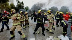 Protesta de los bomberos de parques comarcales, este pasado viernes ante la Diputación de Pontevedra