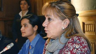 Isabel Carrasco (derecha) junto a Triana Martnez, una de las condenadas por su asesinato, durante un acto en el 2010
