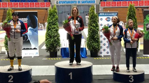 Araceli Bugallo (segunda pola dereita), o pasado sábado recollendo o seu bronce na competición europea
