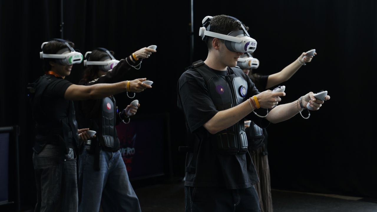 Participantes en una actividad de realidad virtual en Mundos Digitales