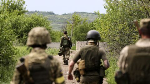 Soldados ucranianos patrullan en la zona de Donetsk
