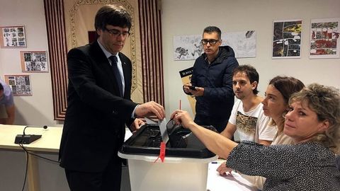 Puigdemont votando en el referendo ilegal de Catalua