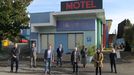 Esta semana arrancó el rodaje de «Motel Valkirias» en el Hotel Congreso de Teo y hasta allí se desplazaron los representantes de las empresas y administraciones implicadas en esta serie.