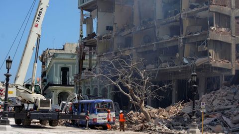 Rescatistas y bomberos trabajan en el lugar luego de una explosión en el Hotel Saratoga, en La Habana, Cuba.