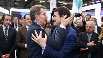 El l�der del PP, Alberto N��ez Feijoo, y el presidente de la Junta de Castilla y Le�n, Alfonso Fern�ndez Ma�ueco, se saludan este viernes en la feria Fitur. 