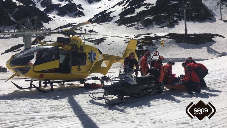 Rescate del Servicio de Emergencias del Principado de Asturias, a bordo del helicóptero medicalizado del organismo autónomo, a un esquiador que resultó herido en la estación de Fuentes de Invierno, en Aller.