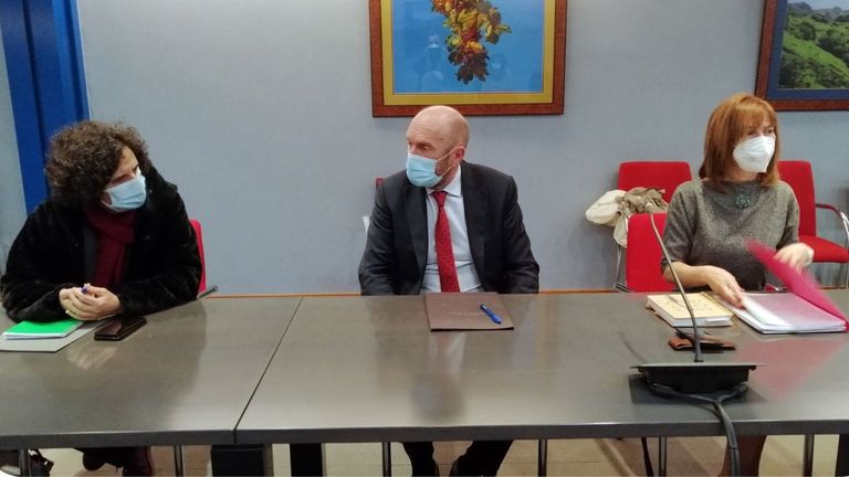 La consejera de Cultura, Política Llingüística y Turismo, Berta Piñán; el vicepresidente y consejero de Administración Autonómica, Medio Ambiente y Cambio Climático, Juan Cofiño, y la consejera de Hacienda, Ana Cárcaba durante su reunión con la Fade y Otea