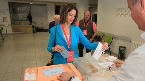 La alcaldesa de Lugo, Lara Mndez, votando
