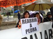 Unas vendedoras piden la reapertura de sus tiendas en A Pedra en una concentraci�n hoy ante los juzgados 