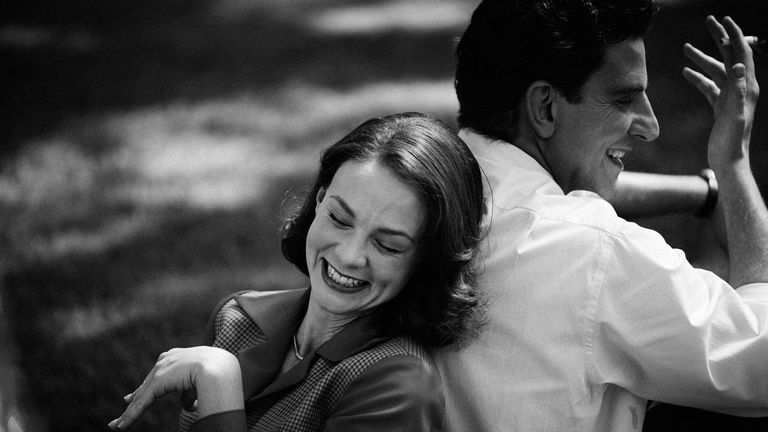 Los actores Carey Mulligan y Bradley Cooper, en un fotograma del filme «Maestro». 