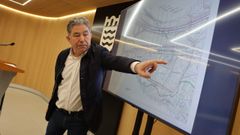 El alcalde de Pontevedra, Fernández Lores, señala en un plano de la Xunqueira da Gándara las dos parcelas afectadas
