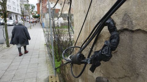 Cables accesibles en una calle de Monforte. 