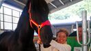 Teresa Mallada sujeta un caballo, en Cangas de Ons