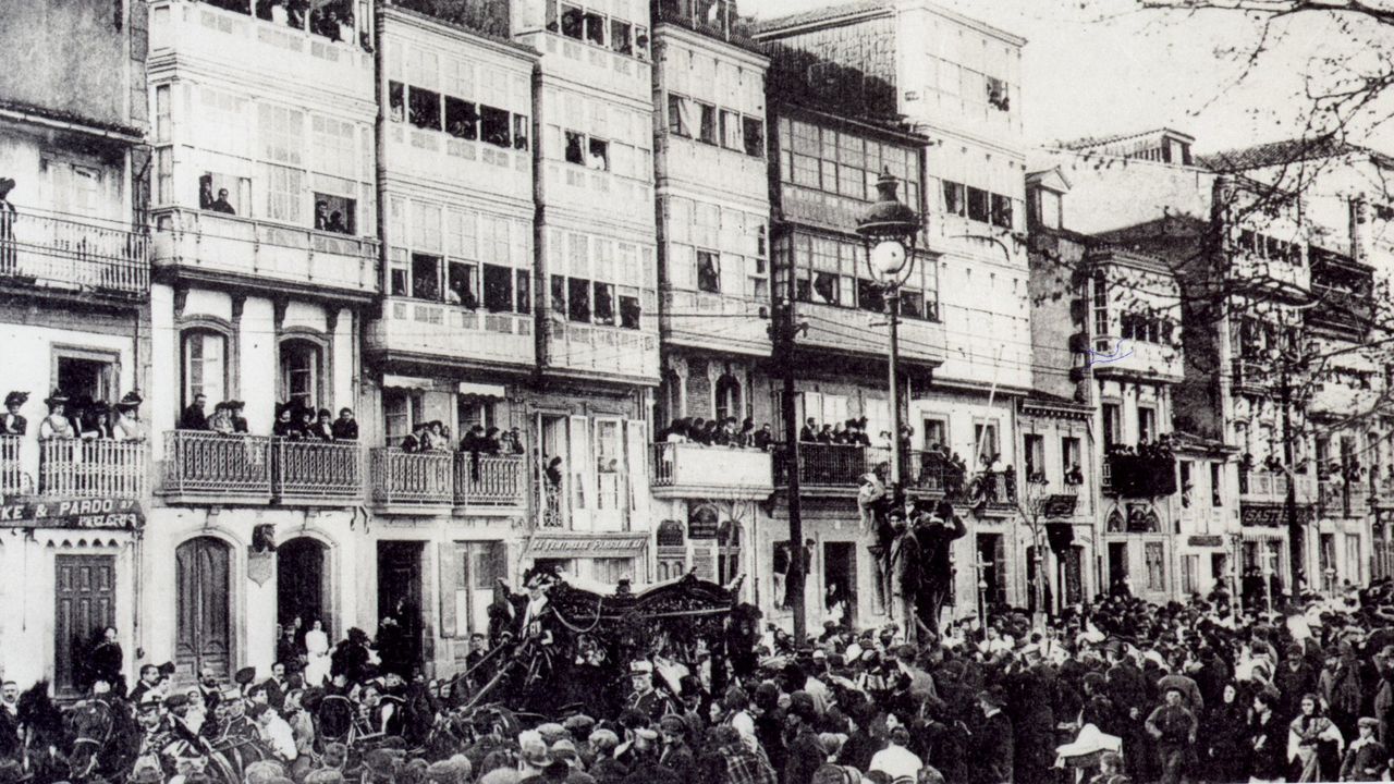 La comitiva fúnebre cruzaba una ciudad abarrotada por las personas que habían acudido a despedir a Curros Enríquez