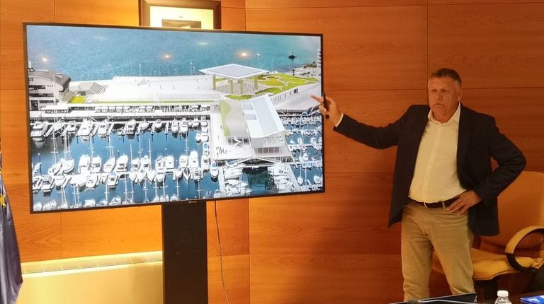 Un presupuesto municipal «ambicioso» para el PP de Sanxenxo y «postal turística» para la oposición