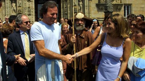 En segundo plano, tras el artista Julio Iglesias (año 2002).