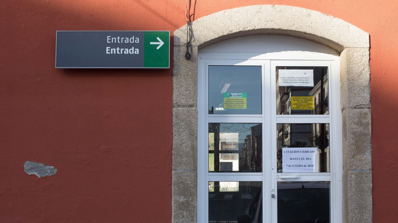 Un empleado del ADIF despacha billetes en la estaci�n de Viveiro horas antes de que se suspenda la venta presencial 
