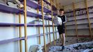 Un joven traslada libros en una escuela atacada por las tropas rusas en la ciudad de Járkov