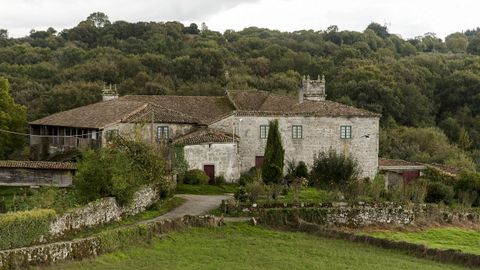 El pazo de Sabadelle está en la parroquia homónima, en la aldea de Fondo de Vila