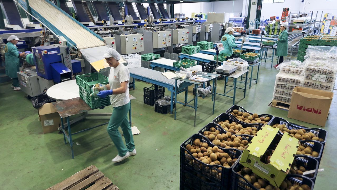 Obras del ascensor paralizadas en la Avenida de las Conchi�as en A Coru�a.Una pintada, en el mismo punto de la playa de Coira en el que la pandilla de amigos de los ocupantes del kayak se juntaban siempre, recuerda a Miguel Quan y a Javier Hurtado
