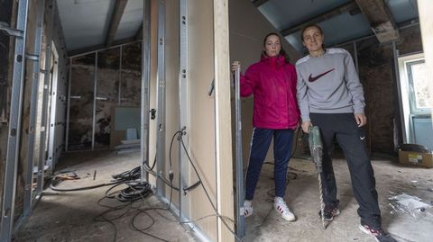 Ariadna Snchez y Mara Corrochano en el interior de la vivienda, donde se acometen trabajos de fontanera y tabiquera