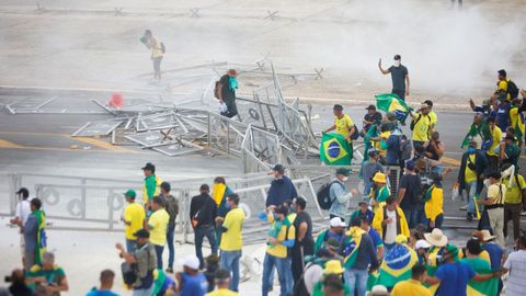 Cientos de partidarios de Bolsonaro invaden el Parlamento de Brasil con el objetivo declarado de derrocar a Lula da Silva