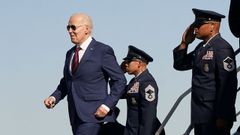 Joe Biden baja del Air Force One a su llegada este sábado a Seattle.