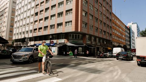 Un ciclista cruza el paso de peatones de la calle Aguado, una de las ms transitadas del barrio