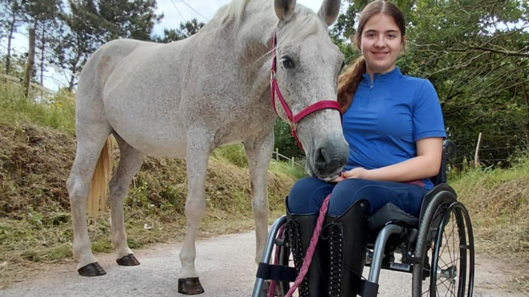 Vicky Gonz�lez tiene 14 a�os y va en silla de ruedas por los s�ntomas incapacitantes de la enfermedad neurol�gica que padece