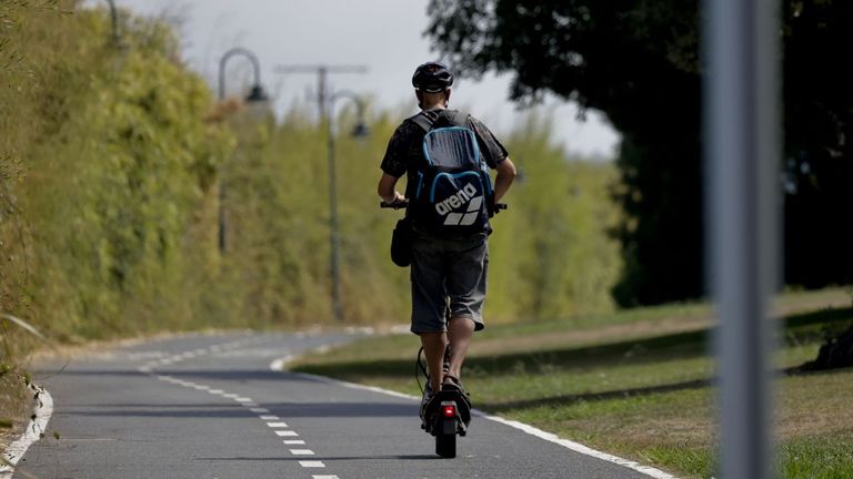 Recorre el punto negro de la autovía A-55 en sentido contrario en patinete y da positivo en alcohol