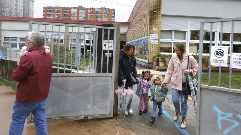 Piden una cubierta para que los niños de la escuela Crespo Rivas de Pontevedra no se mojen