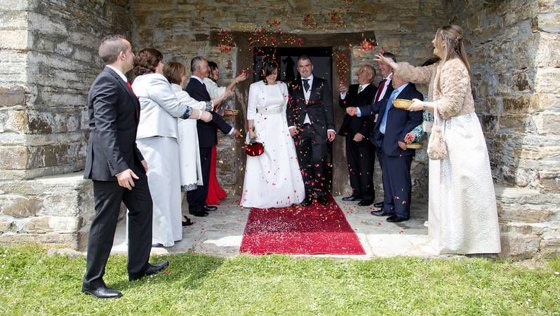 Pilar Rojo entrega el premio a los alumnos del Rosal�a.